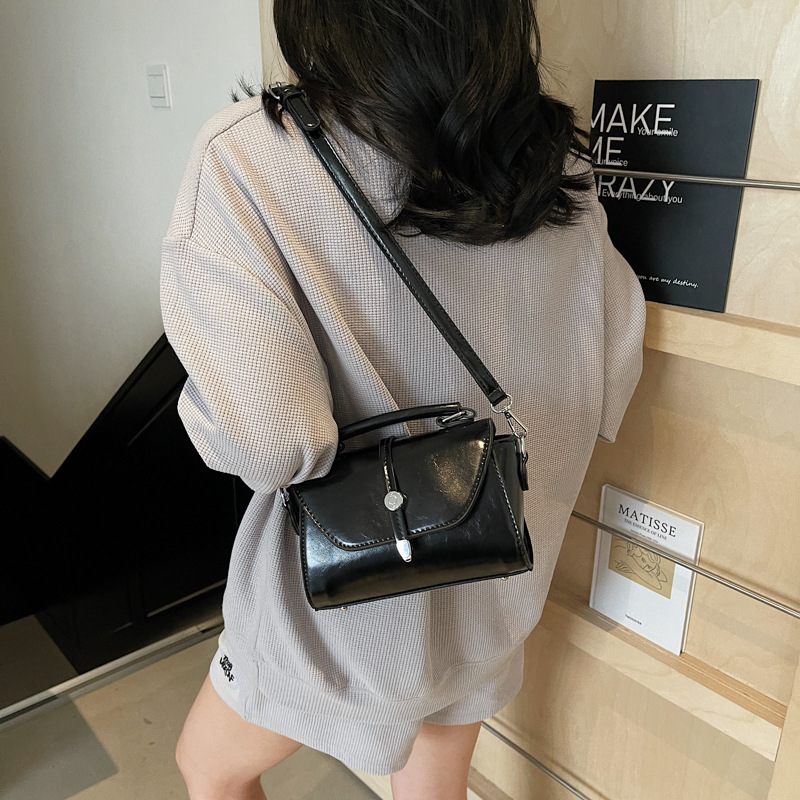 A new Spring/Summer 2025 fashionable and trendy solid-color handbag for women, a retro and versatile, casual and simple single-shoulder crossbody bag Specification drawing