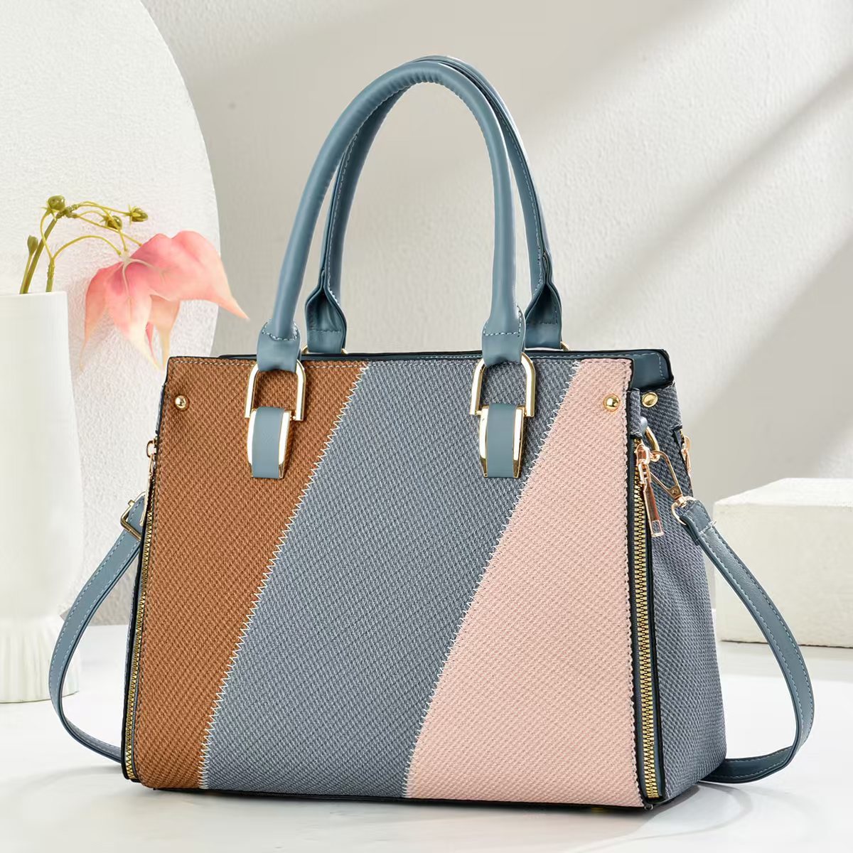 The new color-blocking and splicing hand-held women's bag, the trendy and high-quality crossbody bag for foreign trade, the large-capacity single-shoulder bag for mothers, and the stylish style Application Scenario