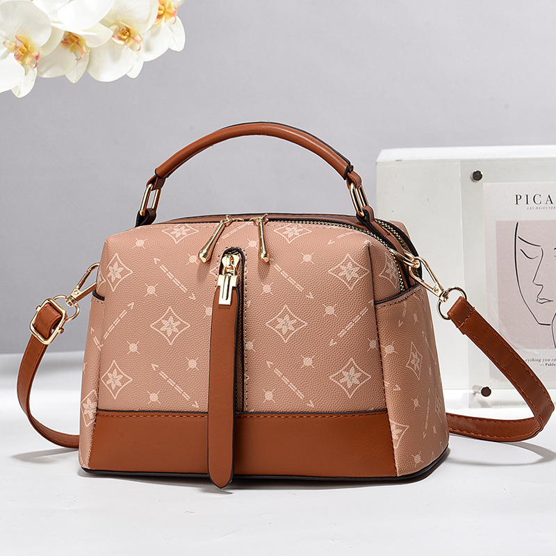 The 2024 new large-capacity printed and color-blocking pillow bag is a popular single-shoulder handbag for women's commuting this year Specification drawing