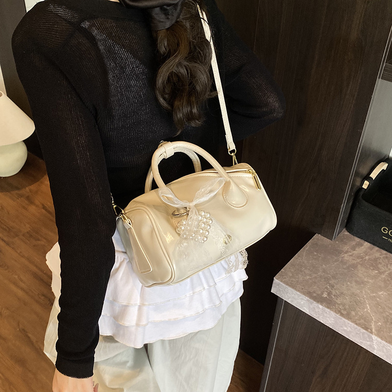 This is a trendy Boston handbag designed for women in 2025. It is a simple and versatile solid color single-shoulder crossbody bag for summer Application Scenario