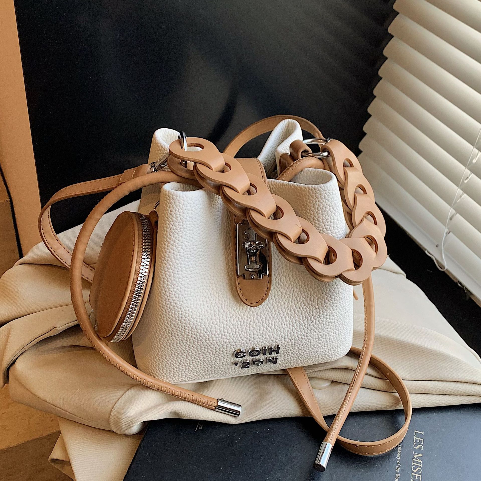 Retro color-blocking hand-held women's bag, 2025 new style, niche, fashionable and simple single-shoulder bag, casual and versatile commuting crossbody bag full figure