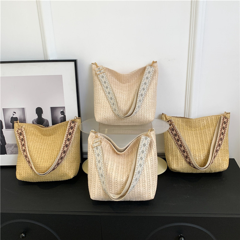 Korean-style artistic woven bag for women, summer 2024, casual, simple, large-capacity straw woven bag, fashionable single-shoulder bucket bag Application Scenario