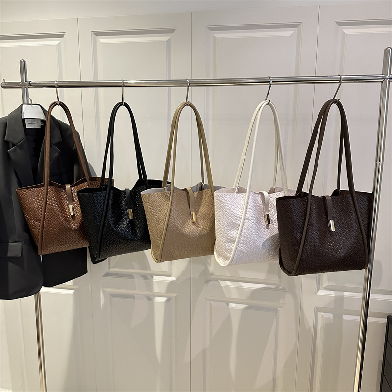Retro bucket bag for women, new trendy woven checkered embossed crossbody bag, fashionable single-shoulder underarm handbag for women Application Scenario