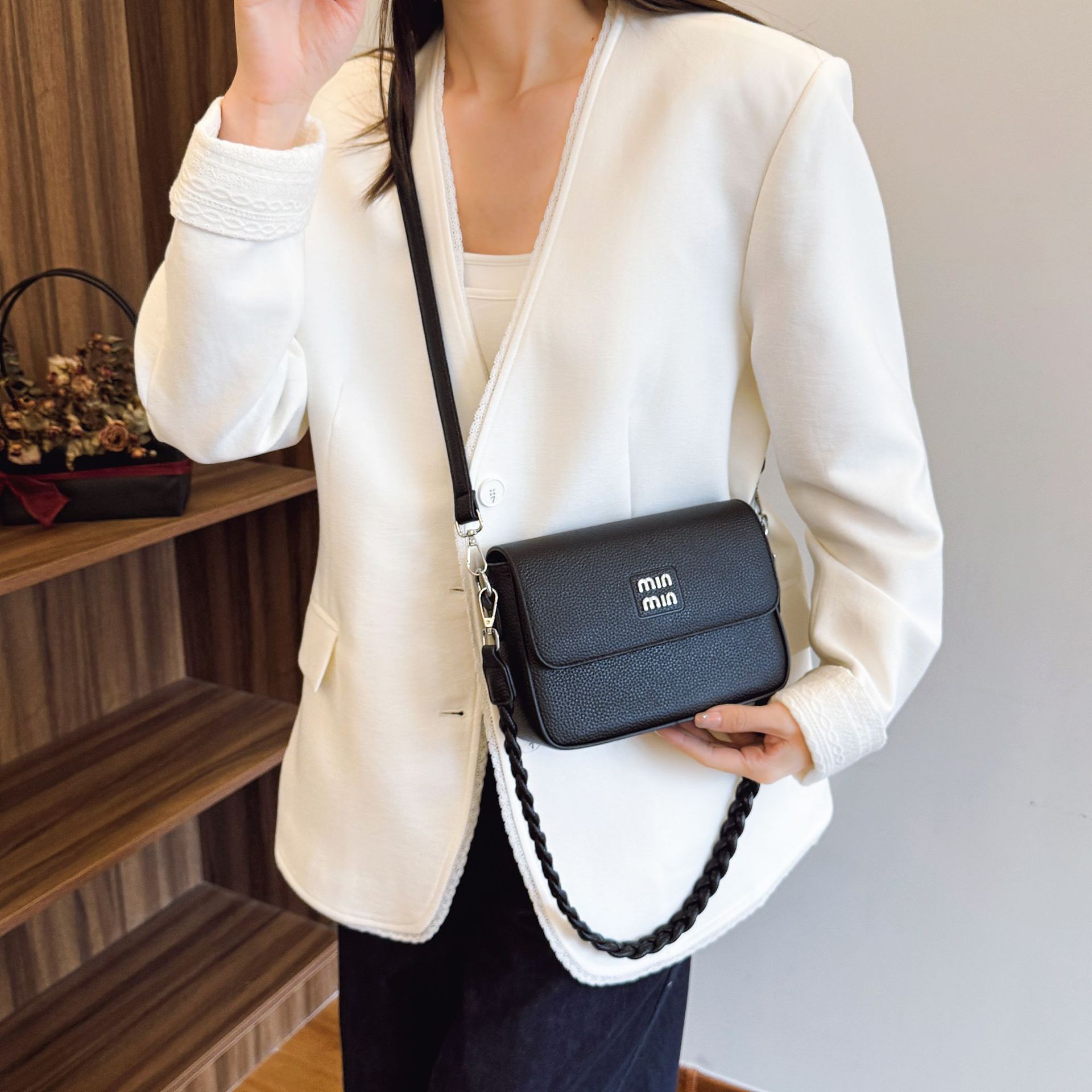 High-end texture, simple and versatile, elegant hand-held small square bag for women, a new spring 2025 work and commuting crossbody bag Specification drawing