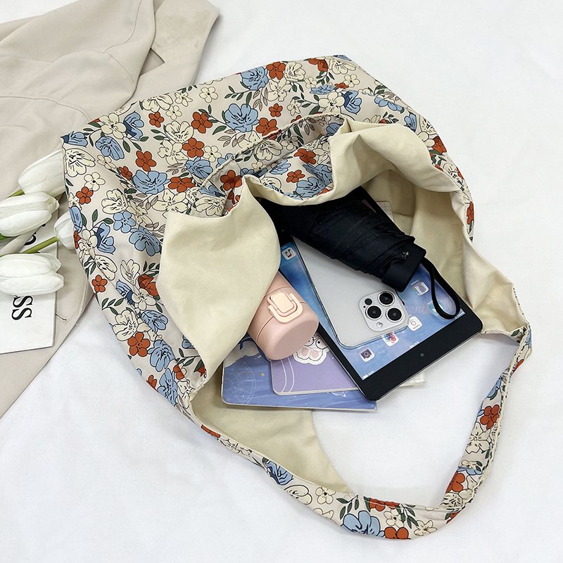 New large-capacity fashionable floral single-shoulder bag, fresh and stylish underarm bag, artistic and retro canvas women's bag for shopping Application Scenario