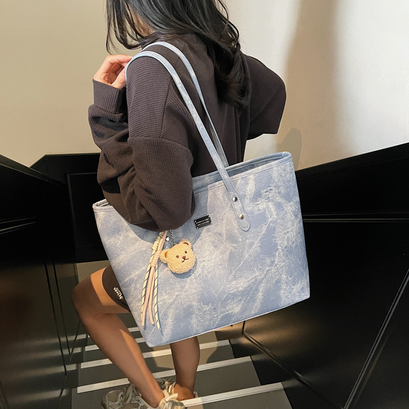 Casual large-capacity commuter tote bag for women 2025 new style, versatile and fashionable single-shoulder underarm bag, retro handbag details Picture
