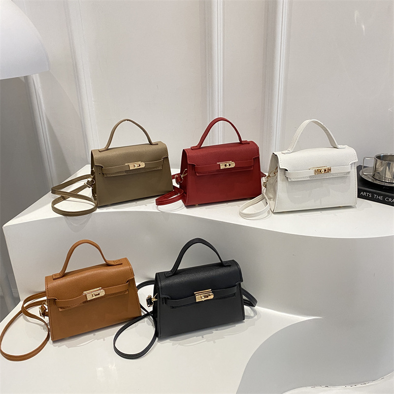 A high-end, niche commuter handbag for women, a new summer 2025 trendy and stylish single-shoulder crossbody Kelly bag for work Application Scenario