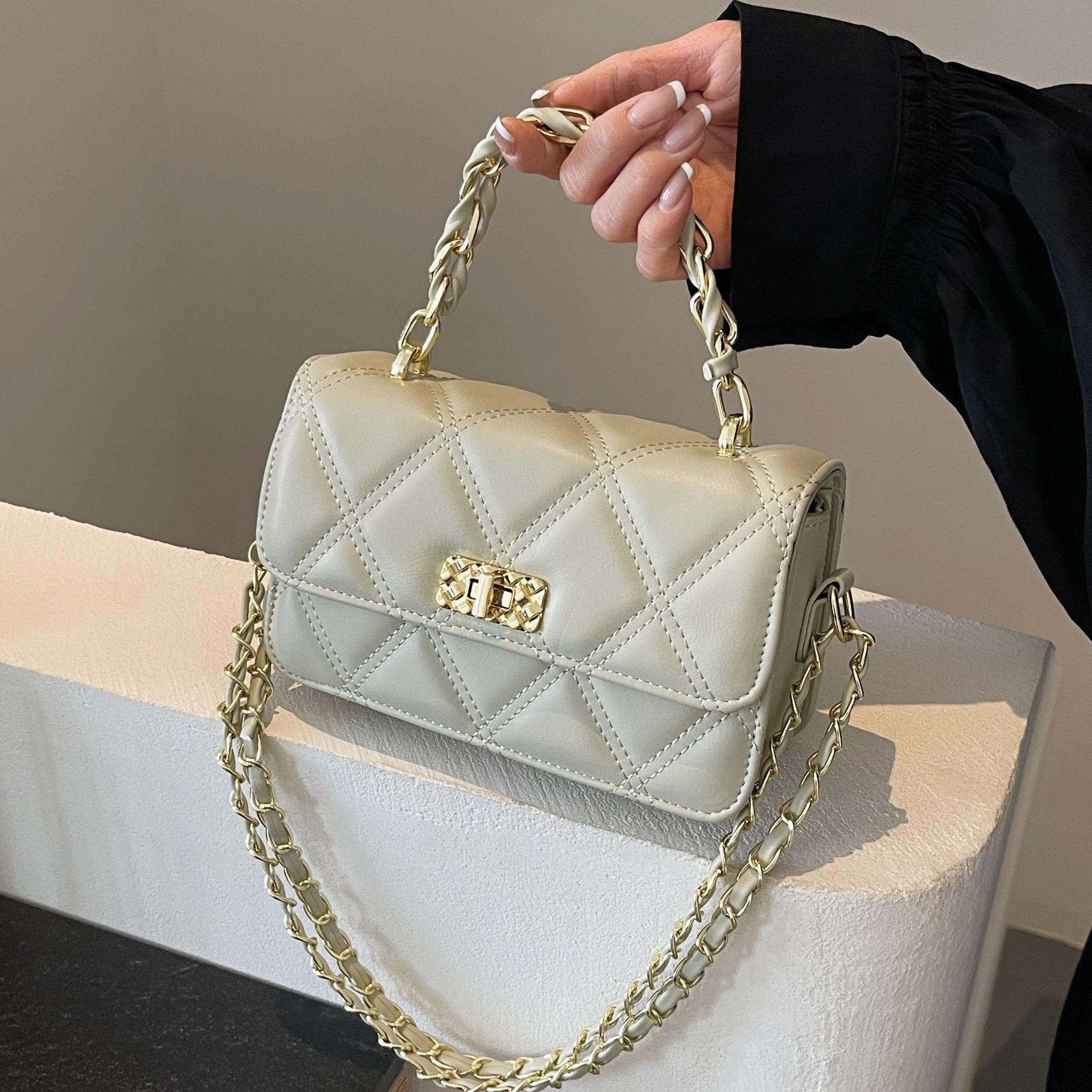 This year, the diamond-shaped chain small bag is in vogue. It's a trendy and versatile crossbody bag for women in the summer of 2025, with a high-end feel full figure