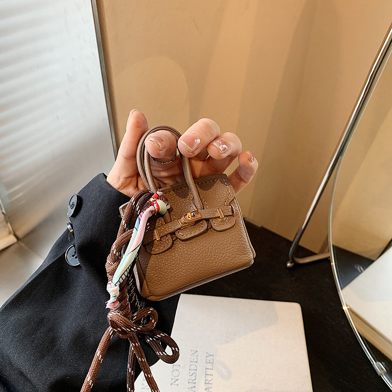 Fashionable mini platinum bag for women, 2024 new style ins earphone case, versatile decorative hanging bag, lipstick handbag details Picture