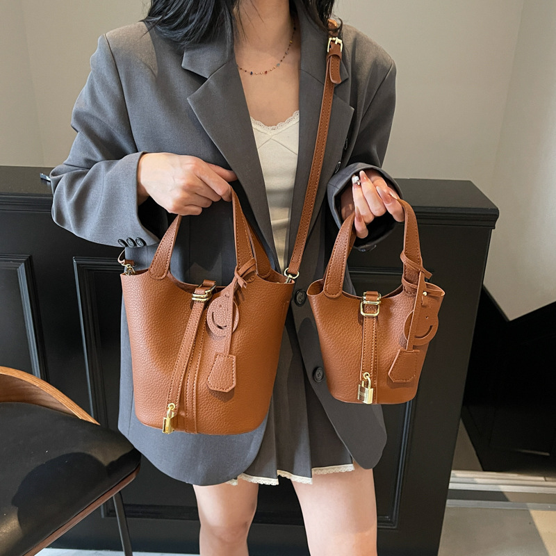 High-end lychee pattern hand-held bucket bag for women 2025 new style, fashionable and versatile single-shoulder bag, stylish and casual crossbody bag details Picture