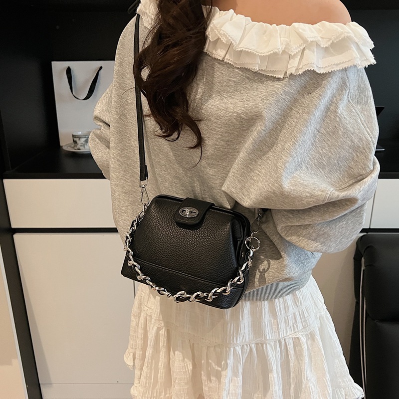 A new, simple and sophisticated single-shoulder crossbody bag for women in the Spring/Summer 2025 style of Korean Instagram trendy fashion Application Scenario