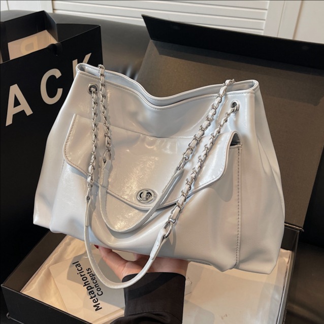 Trendy and fashionable large-capacity tote bag for women 2025 new style casual and versatile chain simple commuting single-shoulder armpit bag full figure