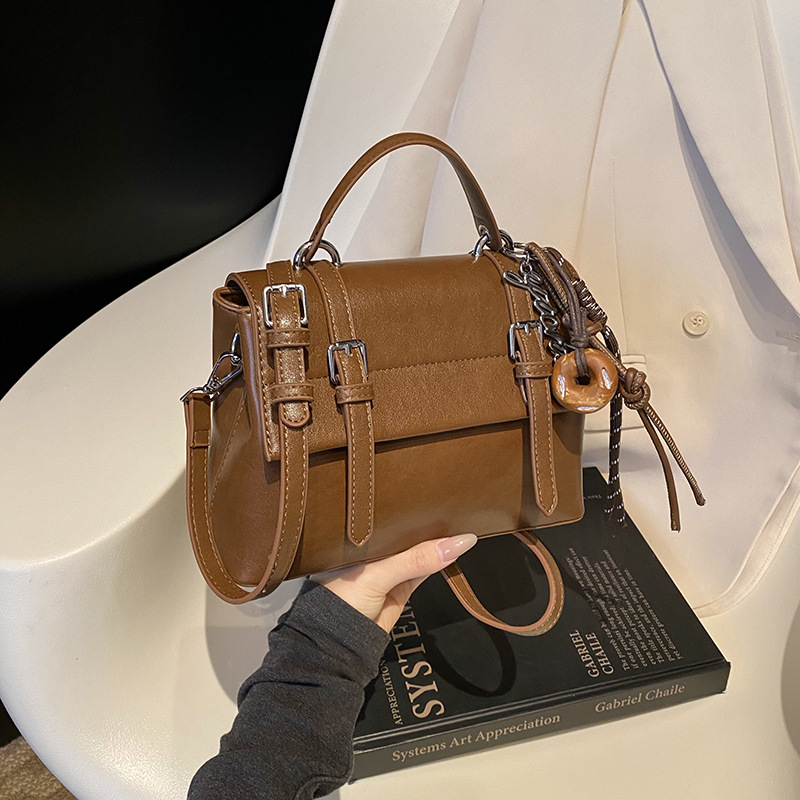 A niche British college style handbag for 2025, a fashionable and trendy single-shoulder crossbody bag, a casual and retro messenger bag Specification drawing