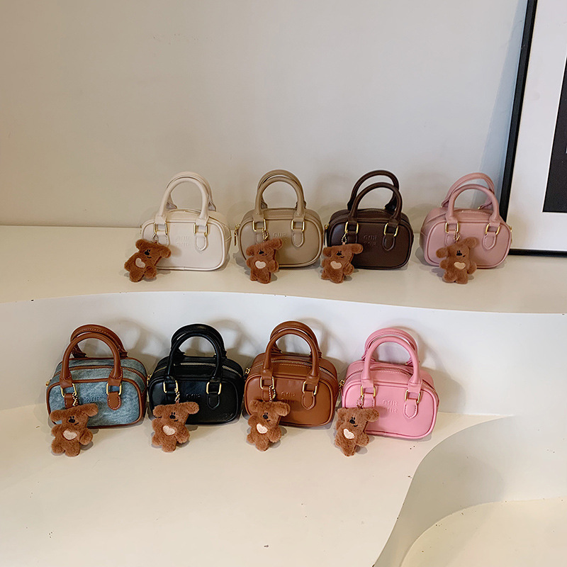 New mini hand-held bowling bag for early spring, a high-quality crossbody bag with a red envelope opening for women Application Scenario