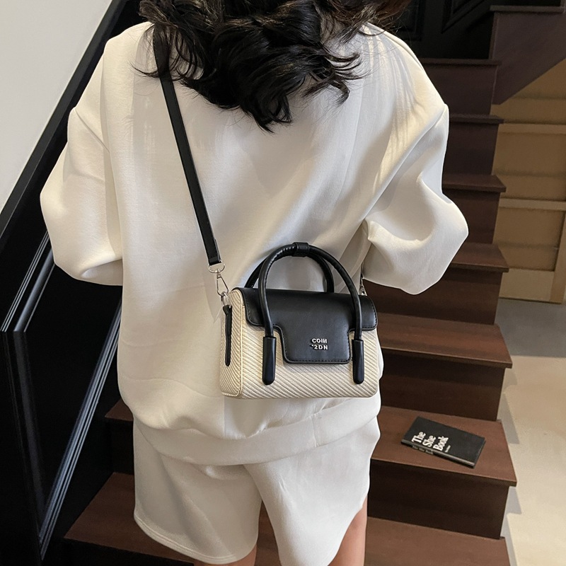 Cross-border fashion versatile small square handbag for women 2025 new retro patchwork niche design single-shoulder crossbody bag Application Scenario