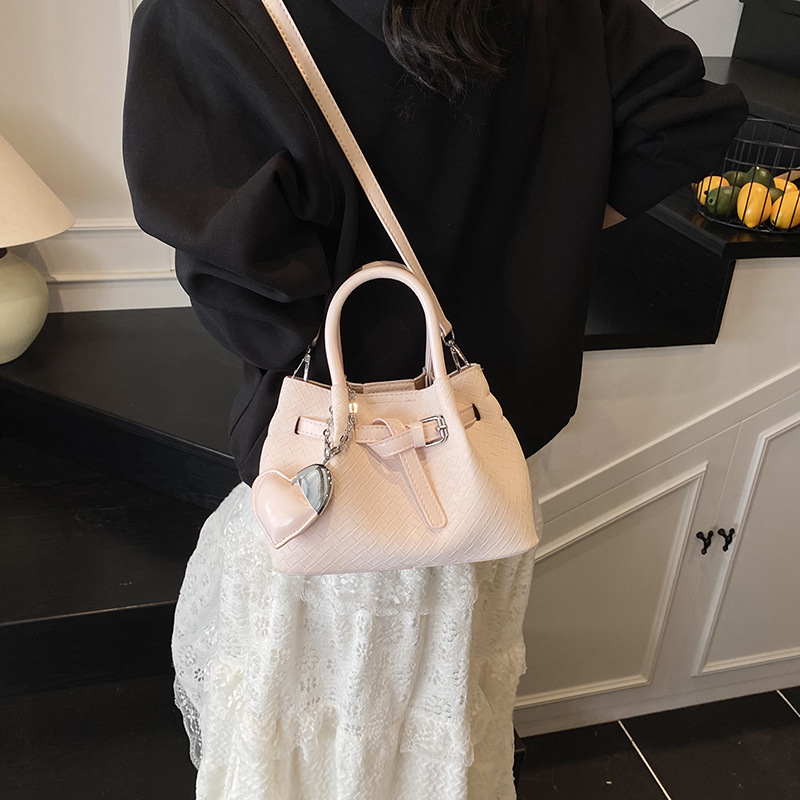 The 2025 new versatile, high-end, light luxury and niche women's bucket bag, simple hand-held vegetable basket, single-shoulder crossbody bag details Picture