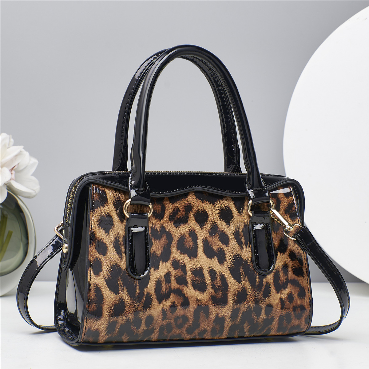 New European and American style pillow bag, women's retro bright leather leopard print single-shoulder bag, large capacity carrying for work and commuting details Picture