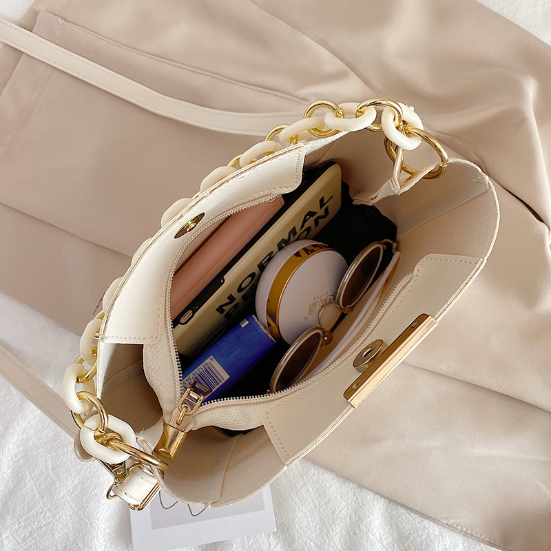 Wholesale of 2022 new trendy ins single-shoulder hand-held crossbody bags and fashionable bucket bags in the foreign trade chain for women Application Scenario