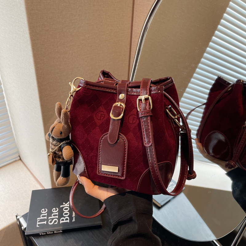 This year's popular women's bags are the new 2024 trendy, retro and versatile single-shoulder bags with niche designs and crossbody bucket bags details Picture