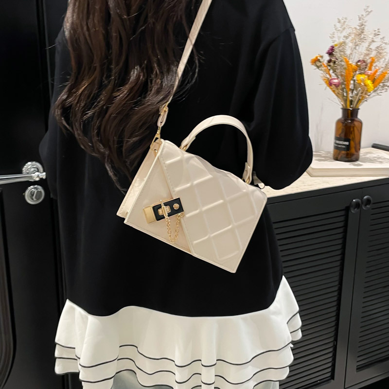 A stylish and versatile small bag for women in 2025, featuring a trendy and stylish diamond-shaped single-shoulder crossbody bag and a fashionable chain bag details Picture