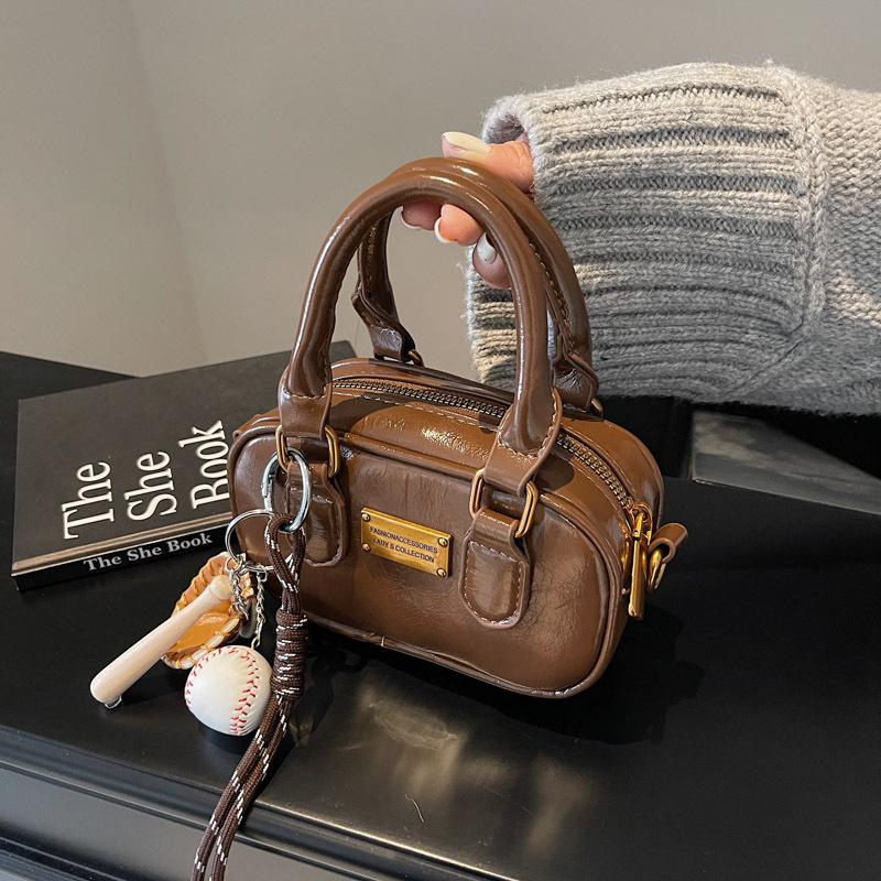 High-end quality small bag for women, 2024 new hand-held pillow bag, Boston design sense, fashionable commuting crossbody bag full figure