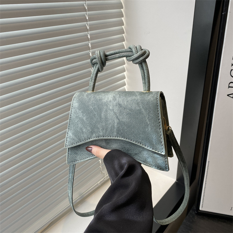 Single-shoulder handbag for the autumn of 2024, a stylish and simple new design for ladies with a commuting feel and a fashionable crossbody small square bag full figure