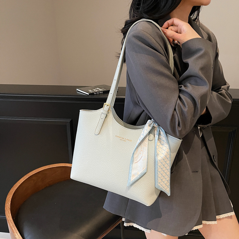 Fashionable, simple and retro large-capacity tote bag for women, 2025 new style, casual and versatile, underarm single-shoulder bag for work and commuting Application Scenario