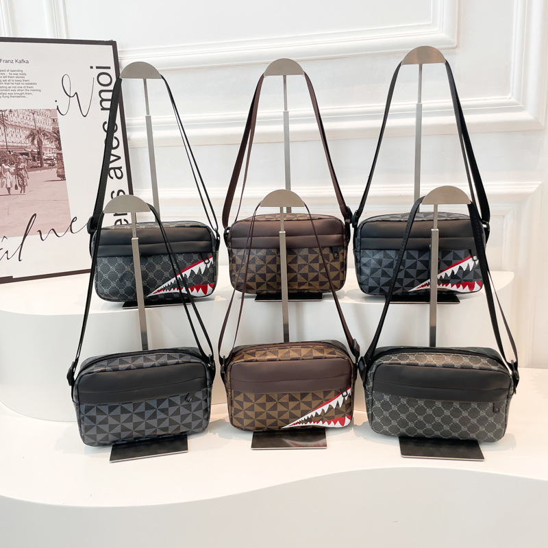 Cross-border single-shoulder bag, small crossbody bag, trendy crossbody large capacity waterproof small backpack, lightweight printed small square bag Application Scenario
