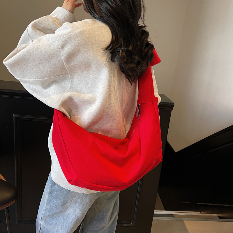 Korean niche dumpling bag for women, simple, casual, lightweight canvas bag, large capacity, wide shoulder strap, fashionable single-shoulder crossbody bag full figure