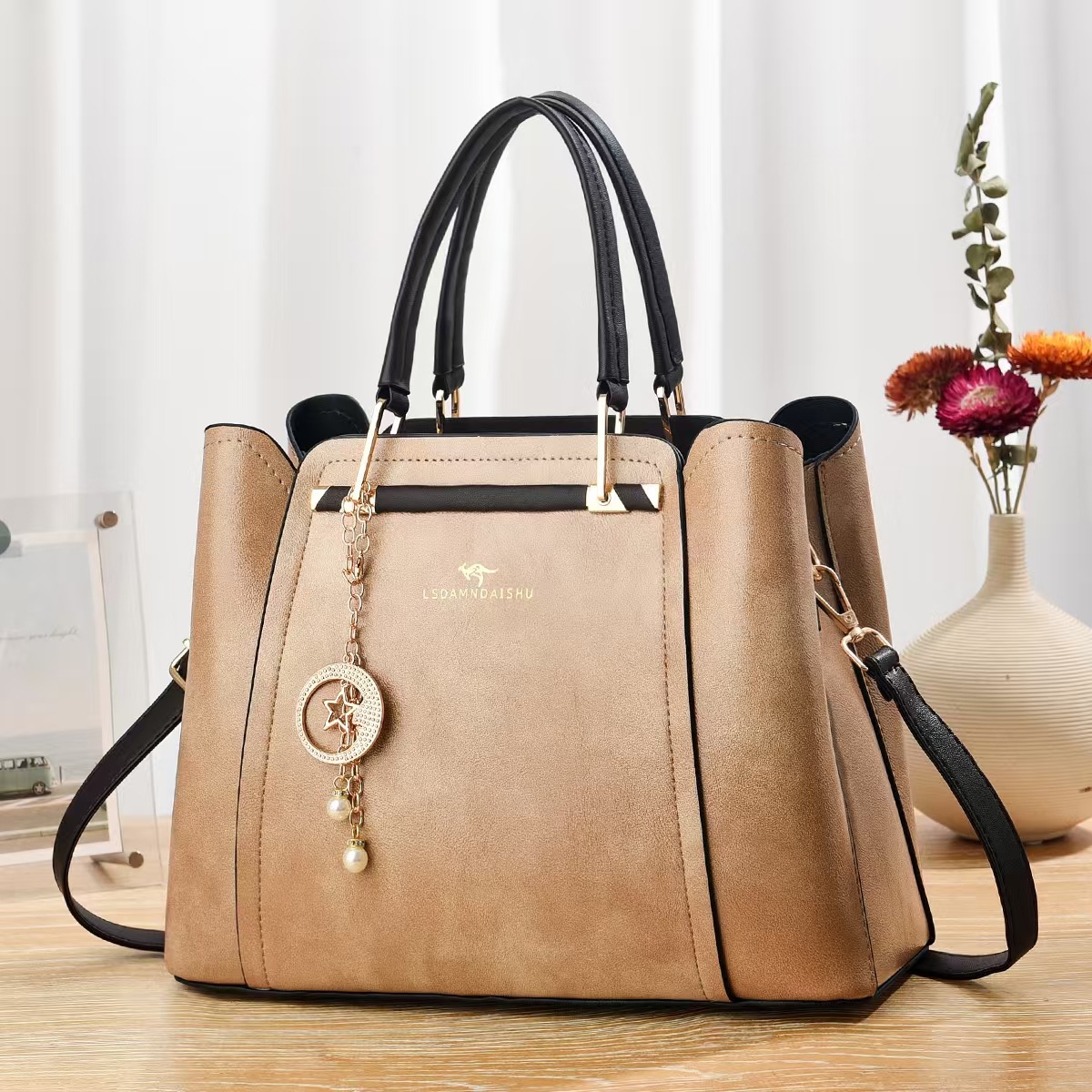 A new multi-layer large-capacity ladies' mom bag, a simple and versatile multi-layer handbag. It's a single-shoulder crossbody bag for moms Specification drawing