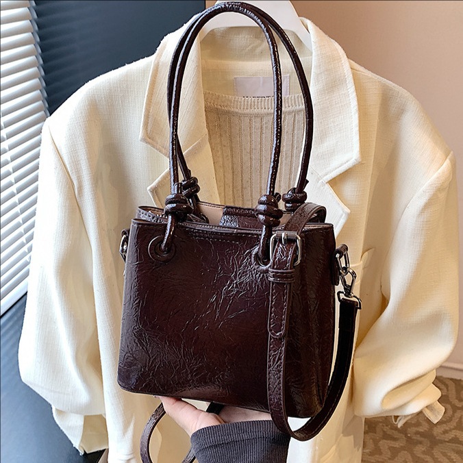 A niche wax oil leather tote bag for women, 2025 new retro and versatile single-shoulder underarm bag, casual hand-held bucket bag full figure
