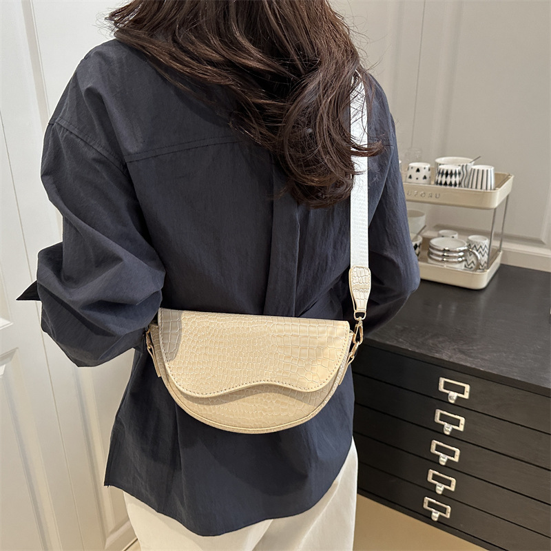 French niche women's 2025 new style quality crossbody bag, embossed saddle bag, fashionable crocodile pattern single-shoulder bag Specification drawing