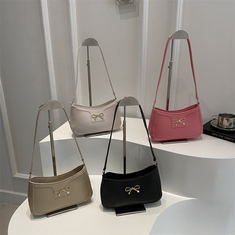 Artistic, simple and stylish single-shoulder bag for spring 2025, a trendy, retro and fashionable underarm bag, a stylish small square bag for women Application Scenario