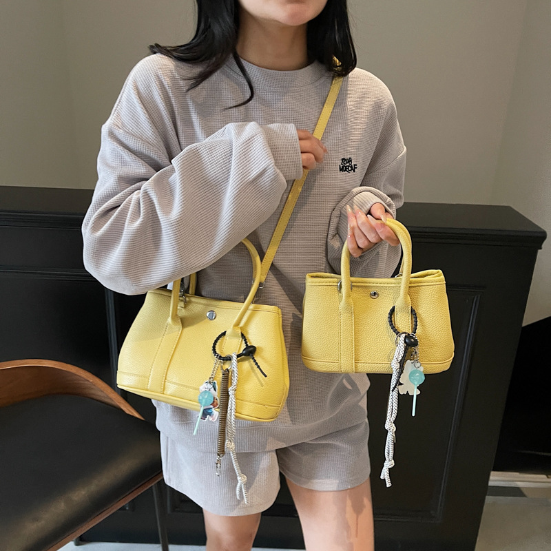 Cross-border retro versatile hand-held bucket bag, women's best-selling fashionable commuter tote bag, casual and high-quality single-shoulder crossbody bag details Picture