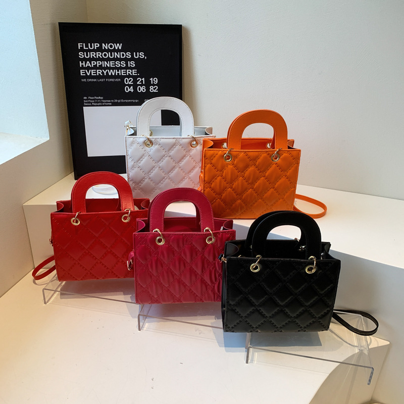 The new 2025 trendy, fashionable and stylish women's bag with diamond-patterned embroidery thread is a popular single-shoulder crossbody bag and handbag Application Scenario