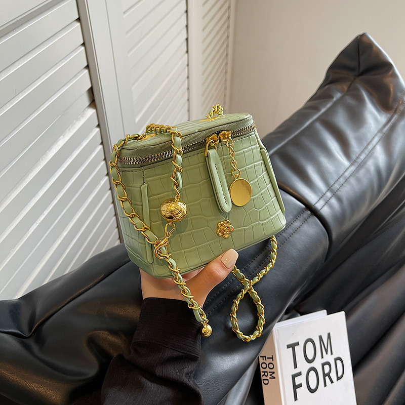 High-end small box bag for women 2023 new style fashionable crossbody bag, chain casual mini mouth red envelope mobile phone case details Picture
