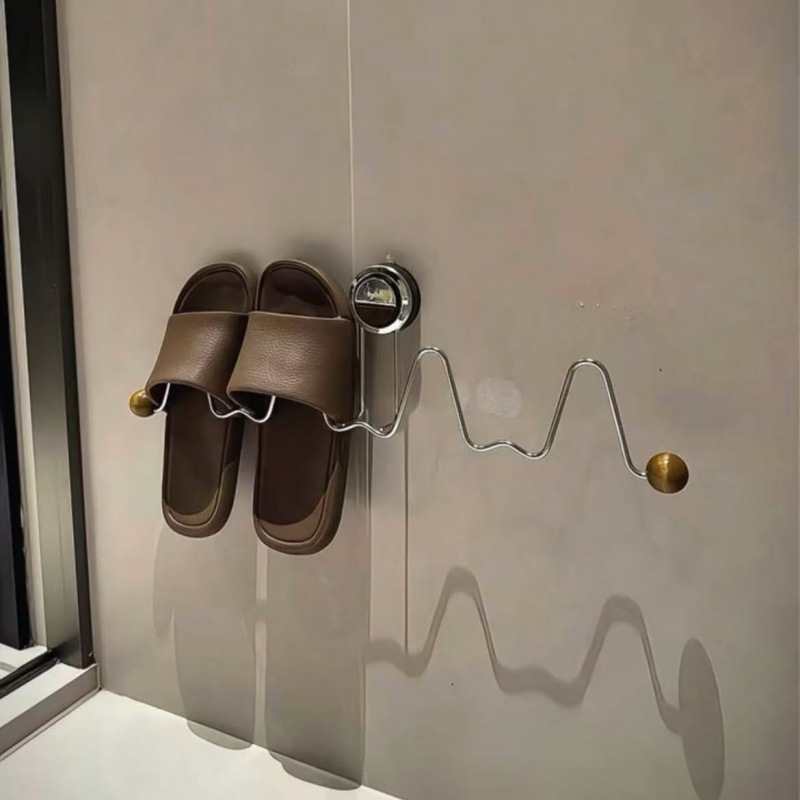 Bathroom slippers rack, wall-mounted suction cup shoe rack without drilling in the bathroom, multi-functional storage rack, wooden bracket hook full figure