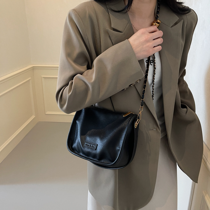 Chain bag, fashionable and versatile crossbody bag, stylish single-shoulder bag, 2024 new INS style, casual and simple underarm bag Application Scenario