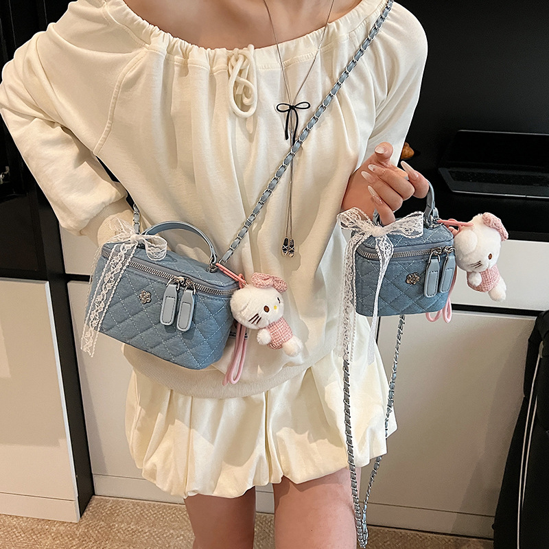 Cross-border fashion diamond-patterned embroidered chain handbag for women, 2025 new style, niche design, high-end single-shoulder crossbody bag details Picture