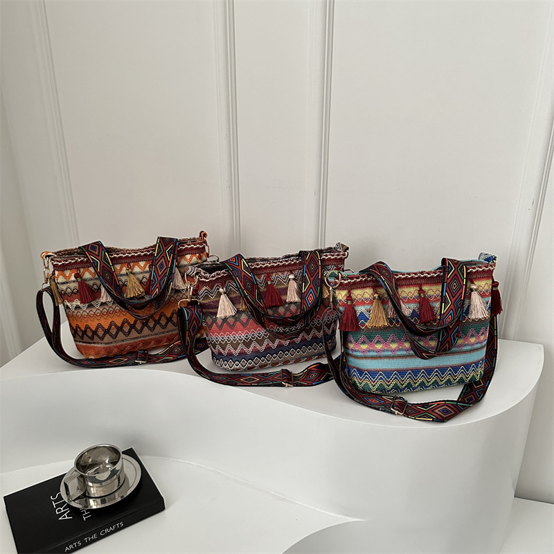 Ethnic style large-capacity tassel personalized tote bag, 2024 new single-shoulder crossbody bag, Bohemian niche women's bag Application Scenario