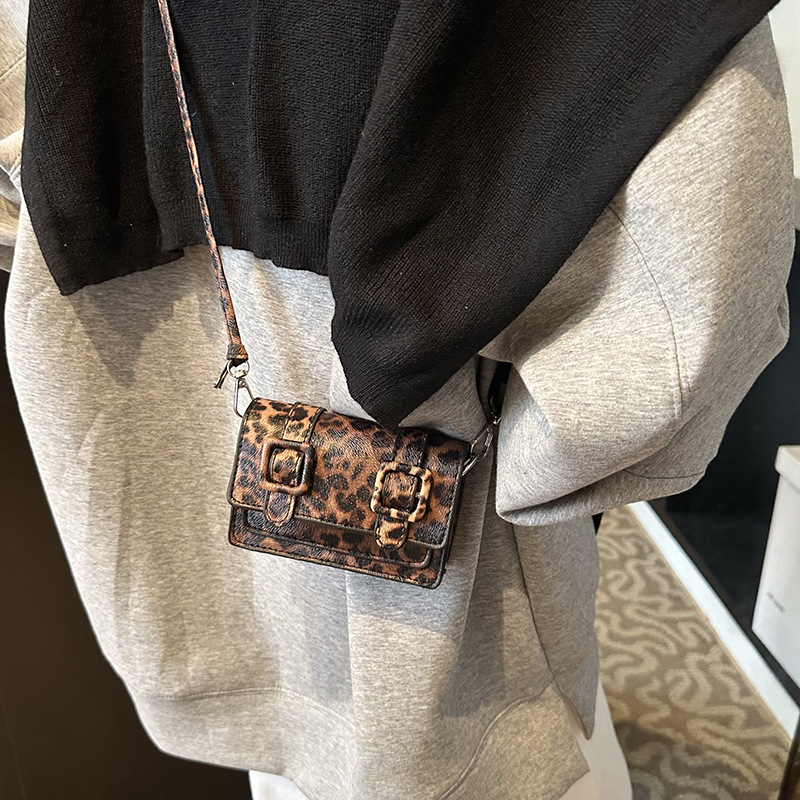 Cross-border small bag, niche leopard print square bag, 2024 new style, hand-held, casual, retro, stylish, individualistic crossbody red envelope Specification drawing