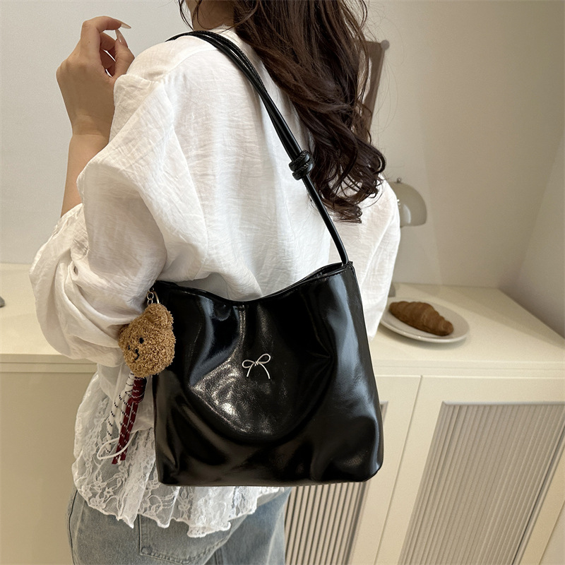 Tote Bag Women's new large-capacity commuter bag, niche design, high-end feel, red single-shoulder bag details Picture