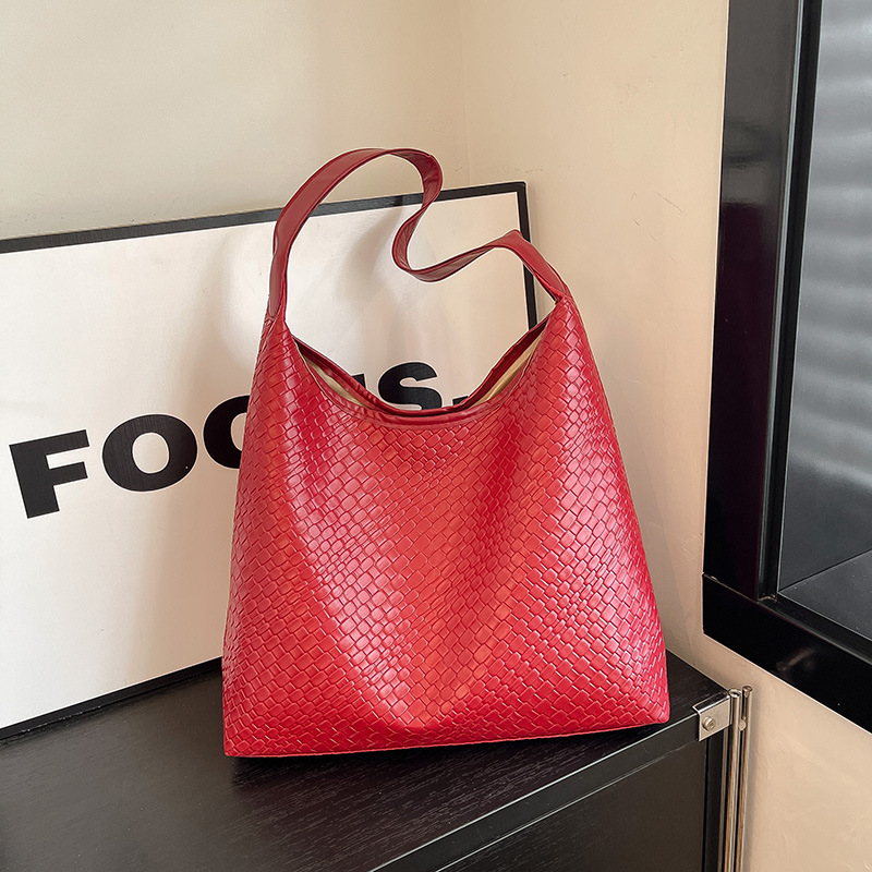 A casual and stylish large-capacity single-shoulder bag, a simple and retro woven commuting tote bag that is popular in the summer of 2025 full figure