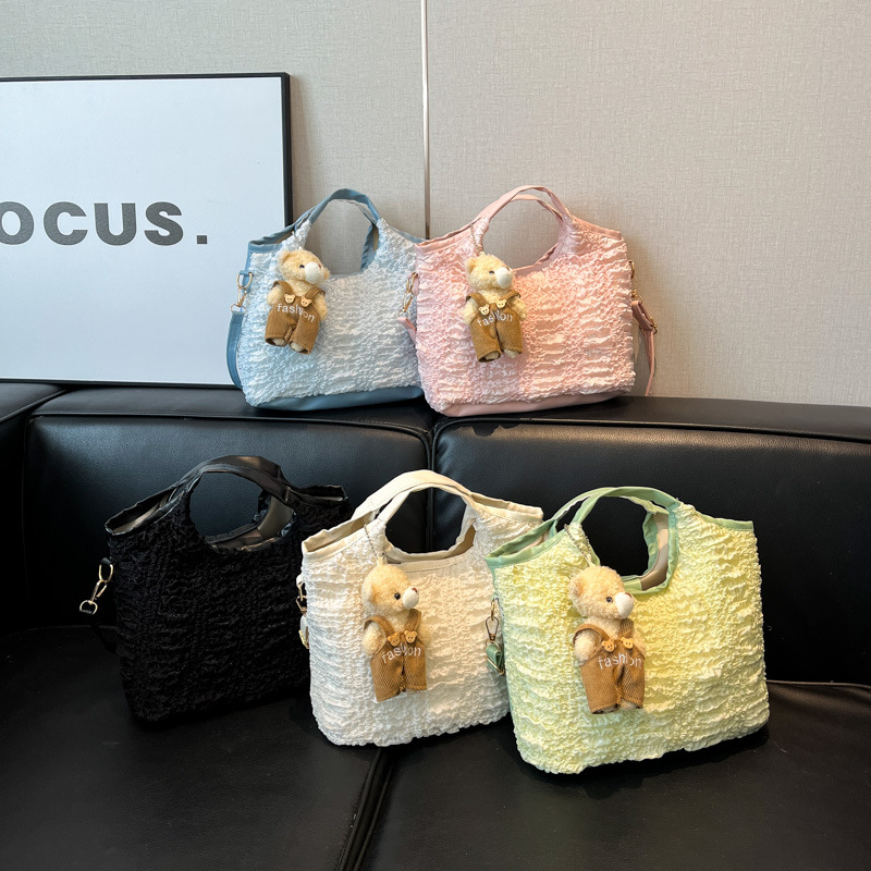 Bubble cloth bag for women with large capacity 2025 new summer single-shoulder crossbody bag. This year's popular commuting hand-held bucket bag Application Scenario