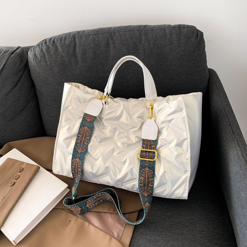 The 2023 new women's fashion large-capacity bag is a trendy and versatile hand-carry commuter single-shoulder tote bag Specification drawing
