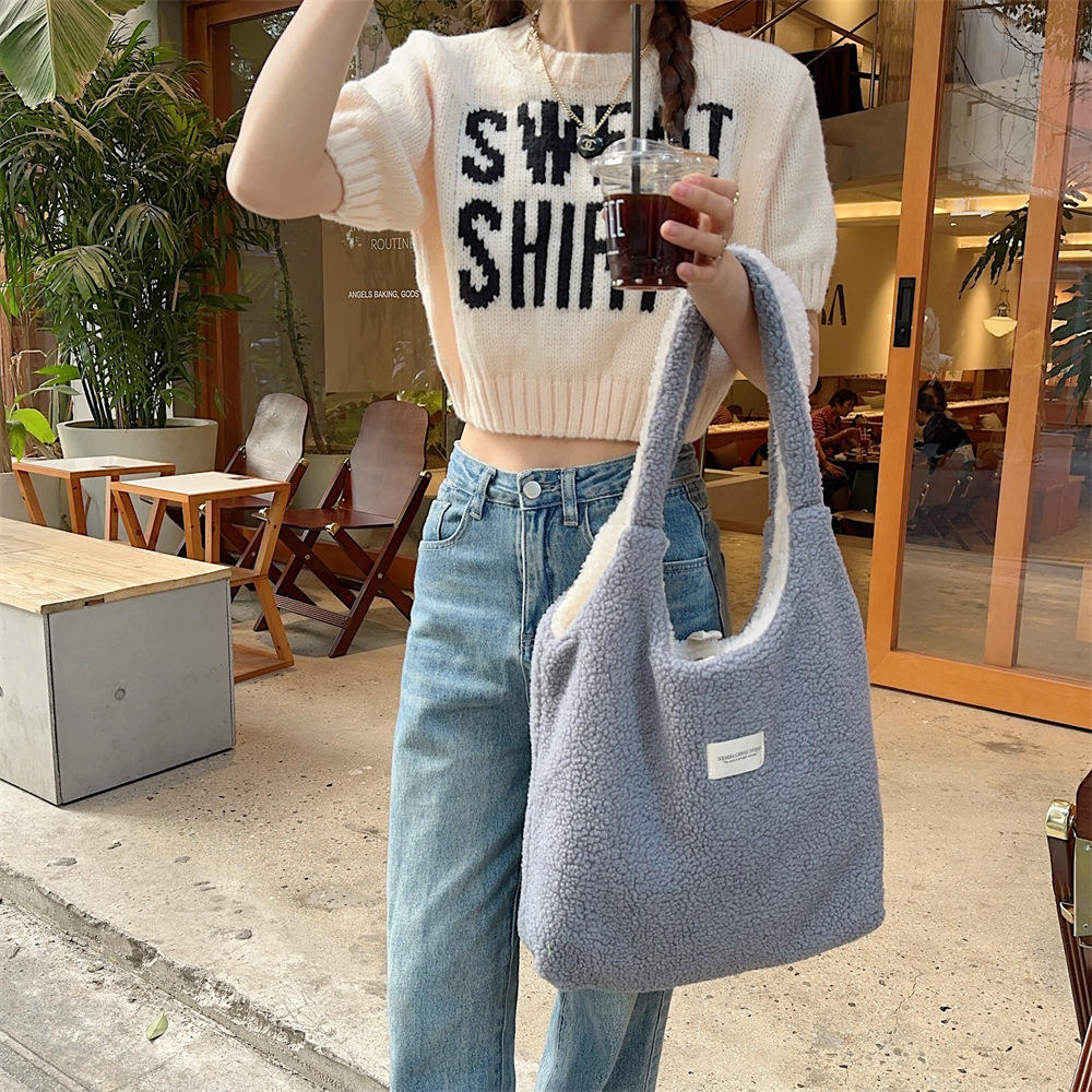 310233 Lambskin Cute Plush Autumn and Winter large-capacity canvas bag, women's fluffy reversible vest bag details Picture
