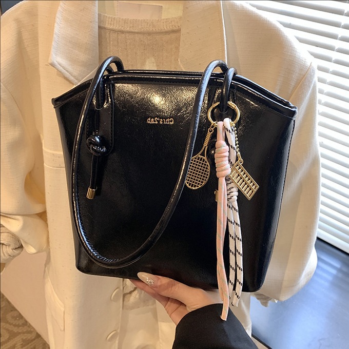 A stylish, simple and large-capacity single-shoulder underarm bag for women, a new model of 2025, with a sense of high-end fashion and versatile hand-held bucket bag full figure