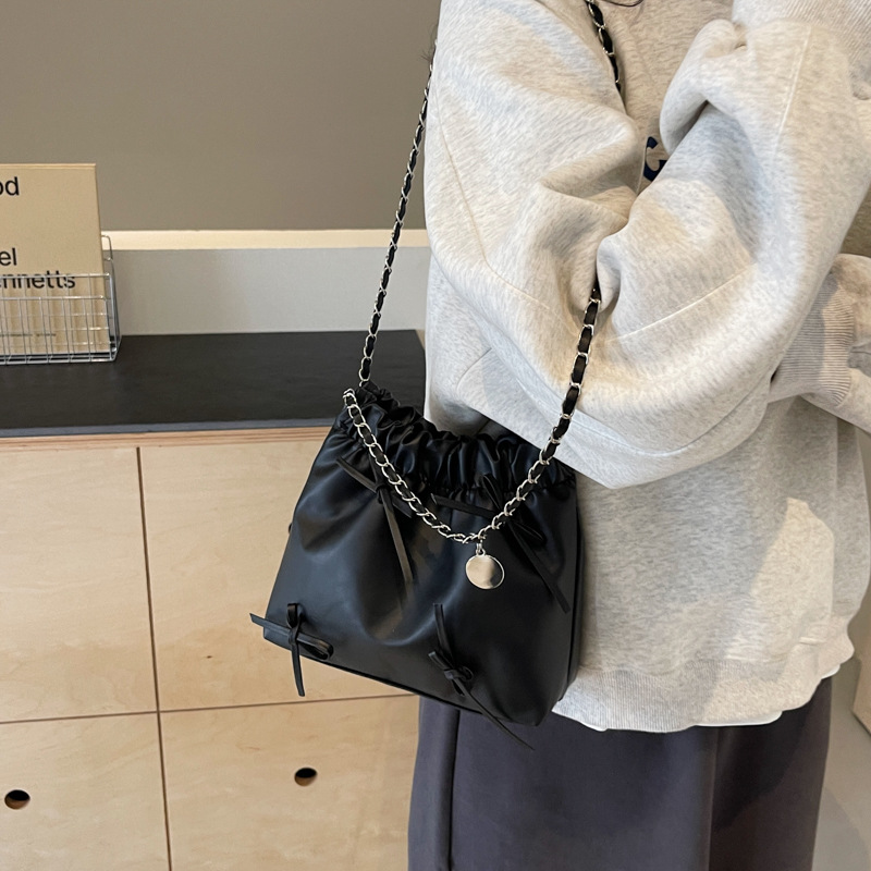 A niche pleated design hand-held small bag for women, a simple bucket bag and a fashionable crossbody bag for spring and summer 2024 details Picture