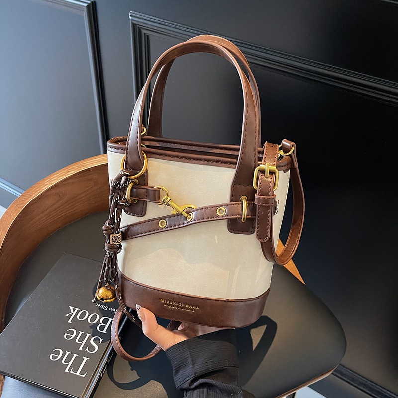 A retro handbag for women in 2024, a trendy, versatile and high-end commuter single-shoulder crossbody bucket bag full figure