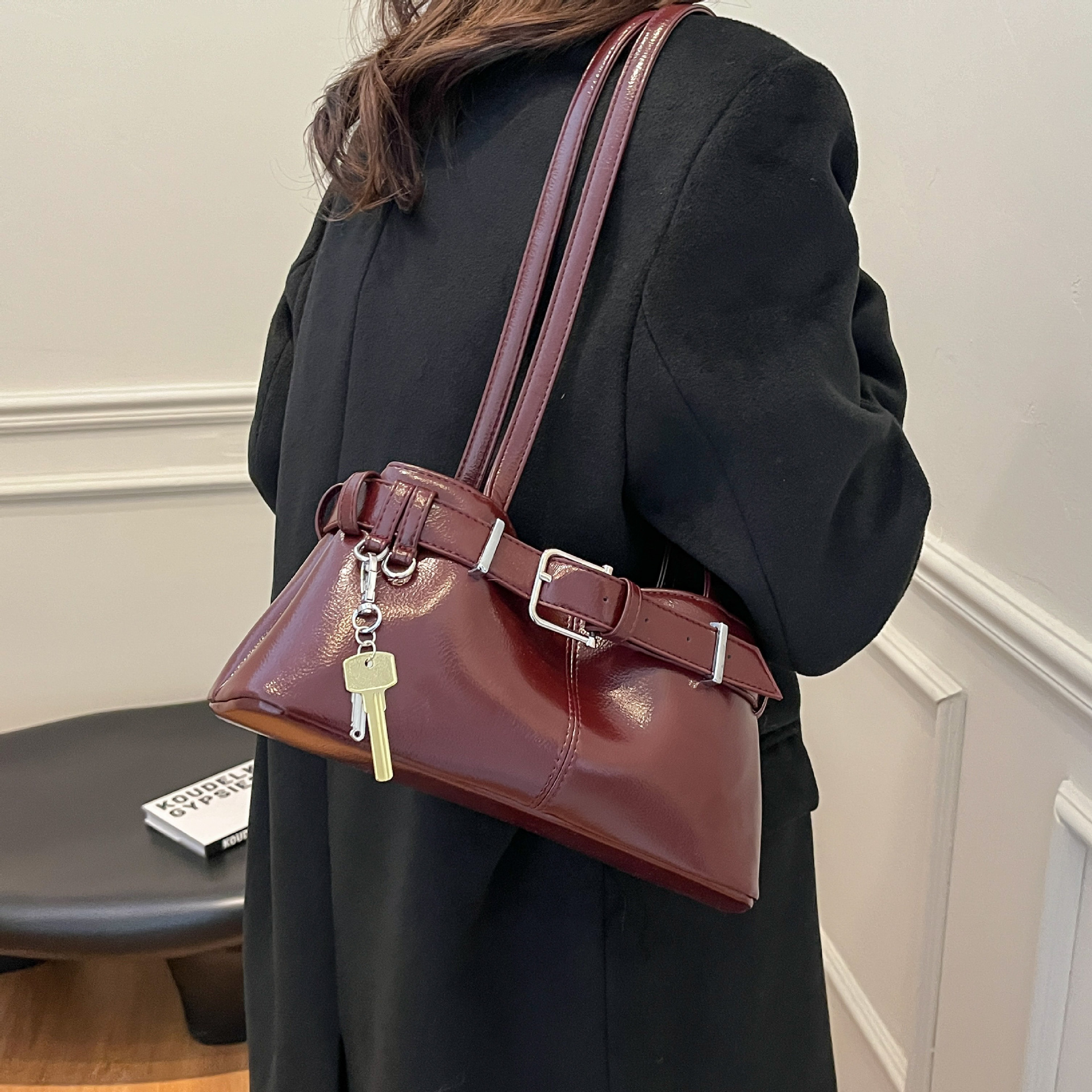 Retro hand-held commuter bag for women 2025 new style, trendy and fashionable underarm bag, versatile and casual, large-capacity single-shoulder bag full figure